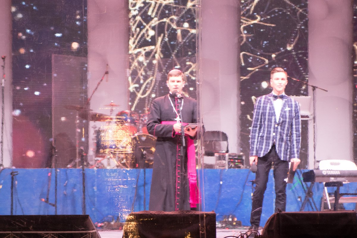 На сцене с поздравлениями выступали представители Католической церкви 