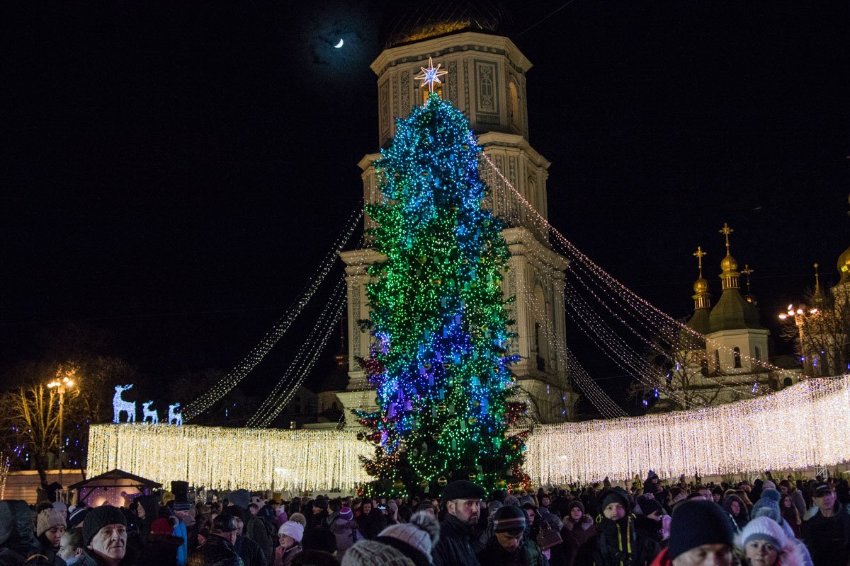 Главная красавица страны оделась в синие и зеленые наряды 