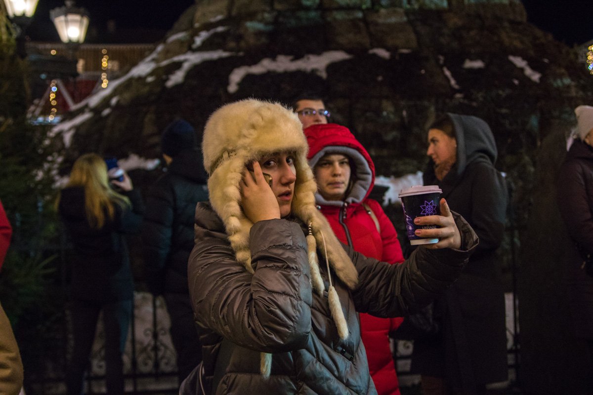 Девушке пришел по вкусу ароматный глинтвейн 