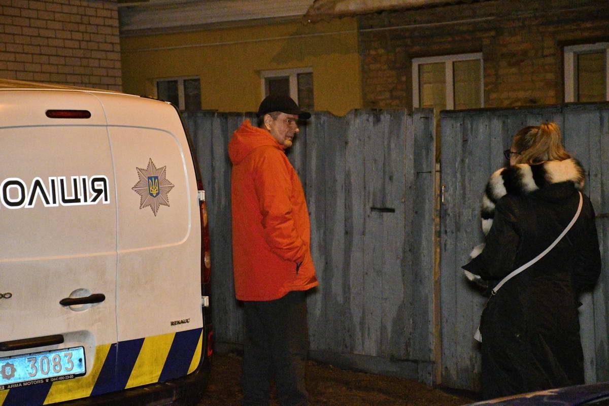 Соседи говорят, конфликты на почве алкоголя в этом доме происходили часто Соседи говорят, конфликты на почве алкоголя в этом доме происходили часто