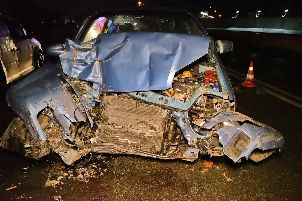 Передняя часть Chevrolet превратилась в груду металла 