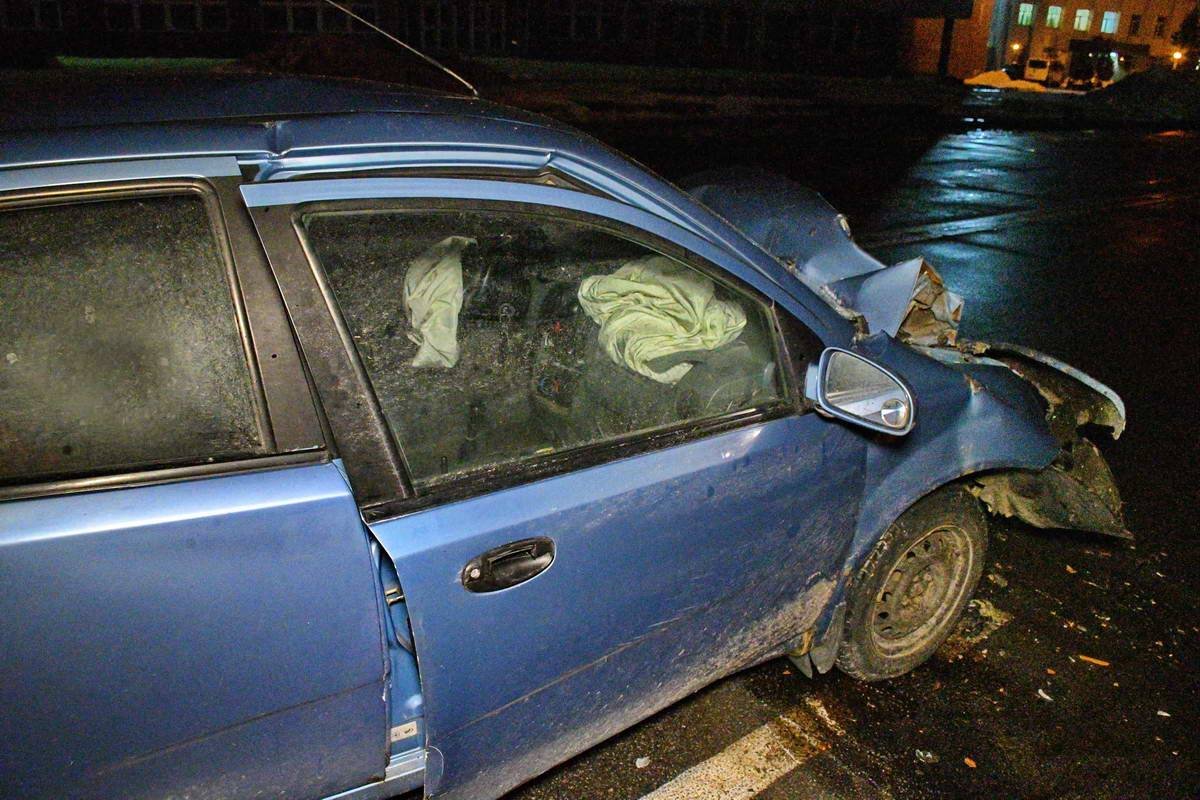 Несмотря на подушки безопасности, водитель и пассажир Chevrolet попали в больницу