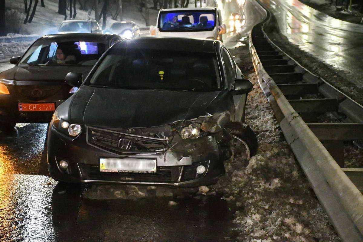 Ford ударился об отбойник