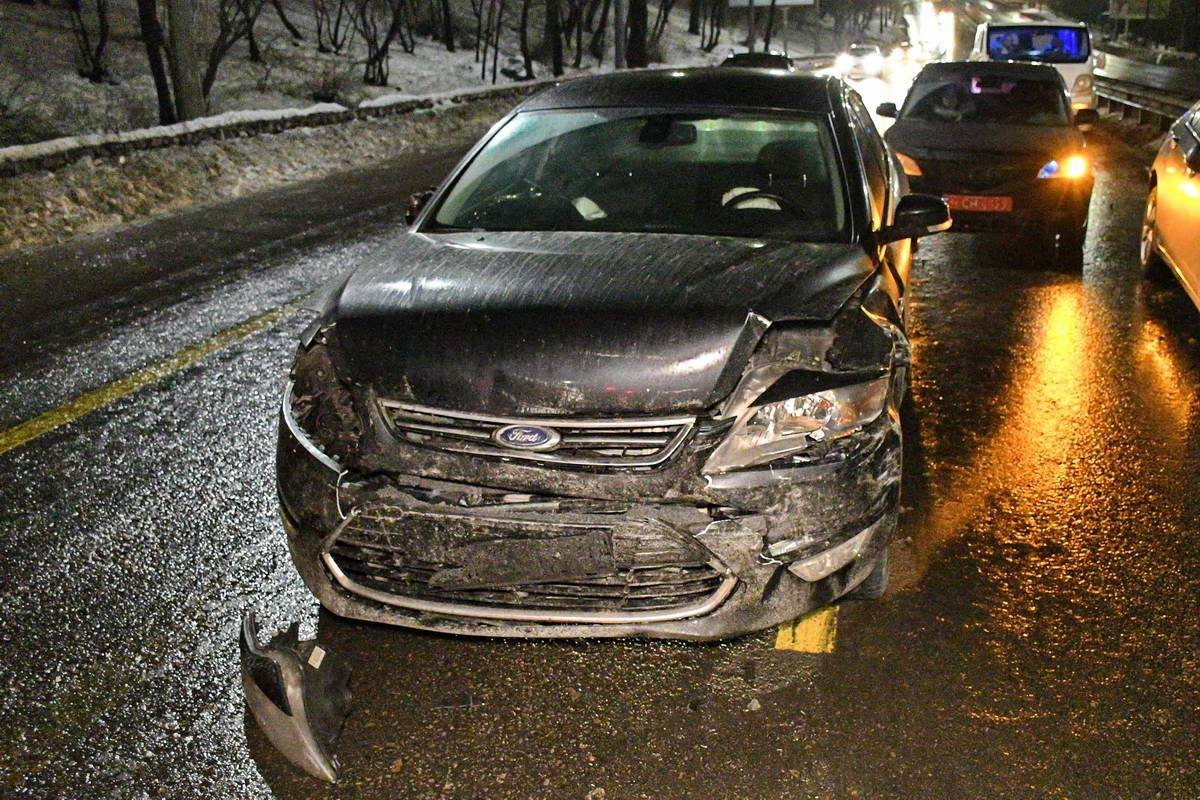 У авто повреждена передняя часть