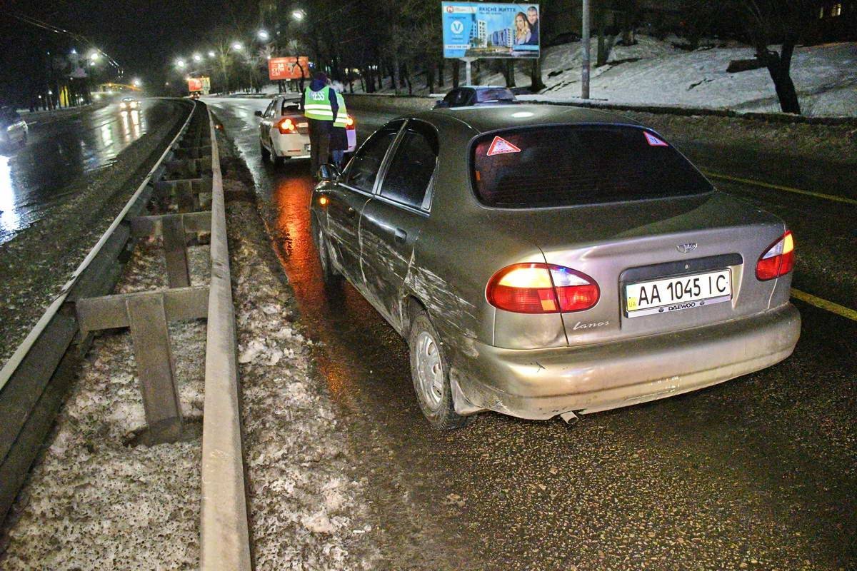 У Daewoo Lanos поцарапана левая сторона