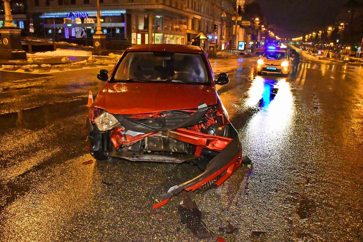 У Dacia Logan разбита передняя часть авто