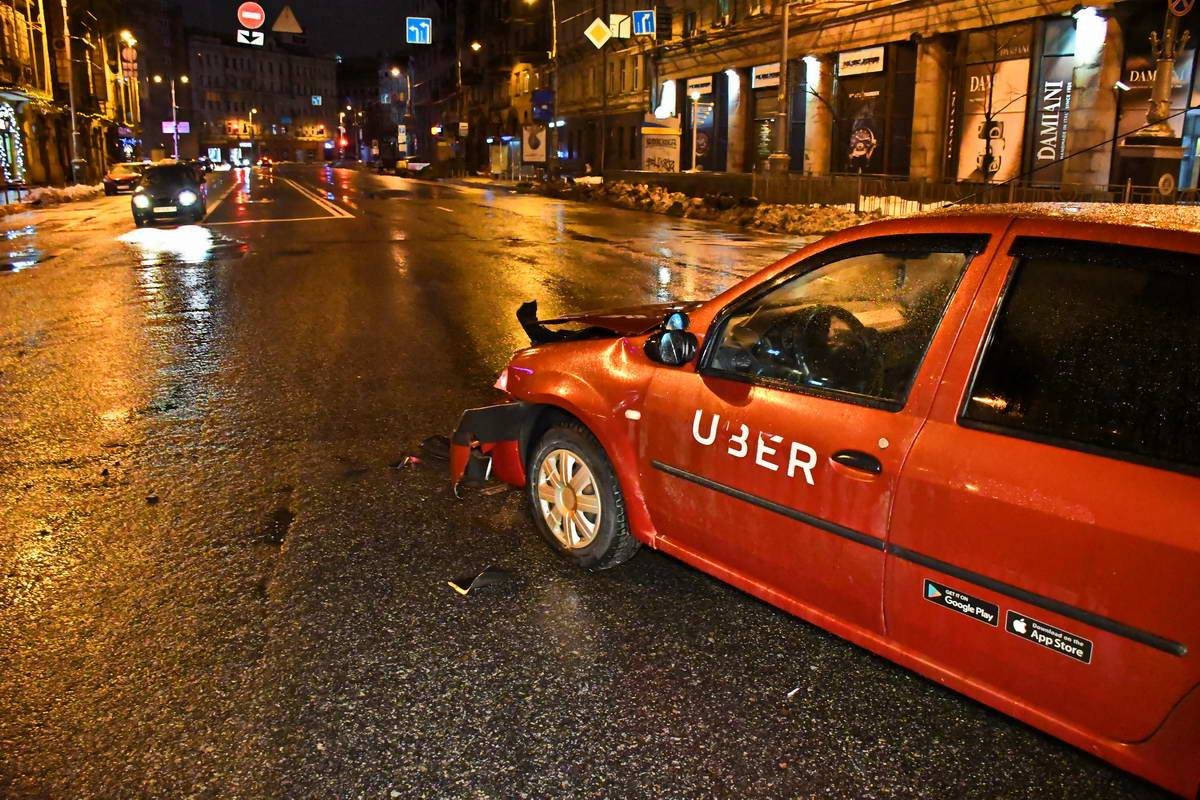 На автомобиле, который поворачивал в запрещенном месте, наклейка службы такси