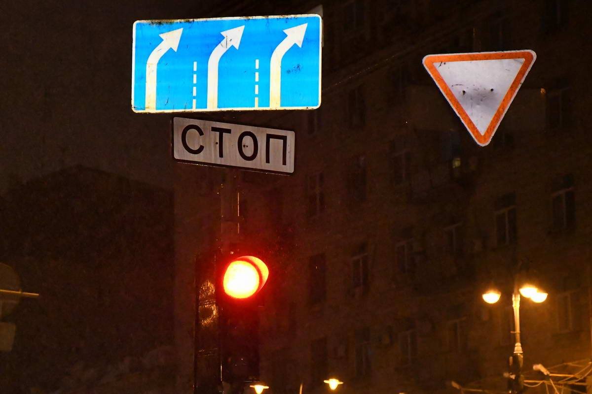 Знак разрешает движение только по бульвару Шевченко, авто свернуло влево на Большую Васильковскую