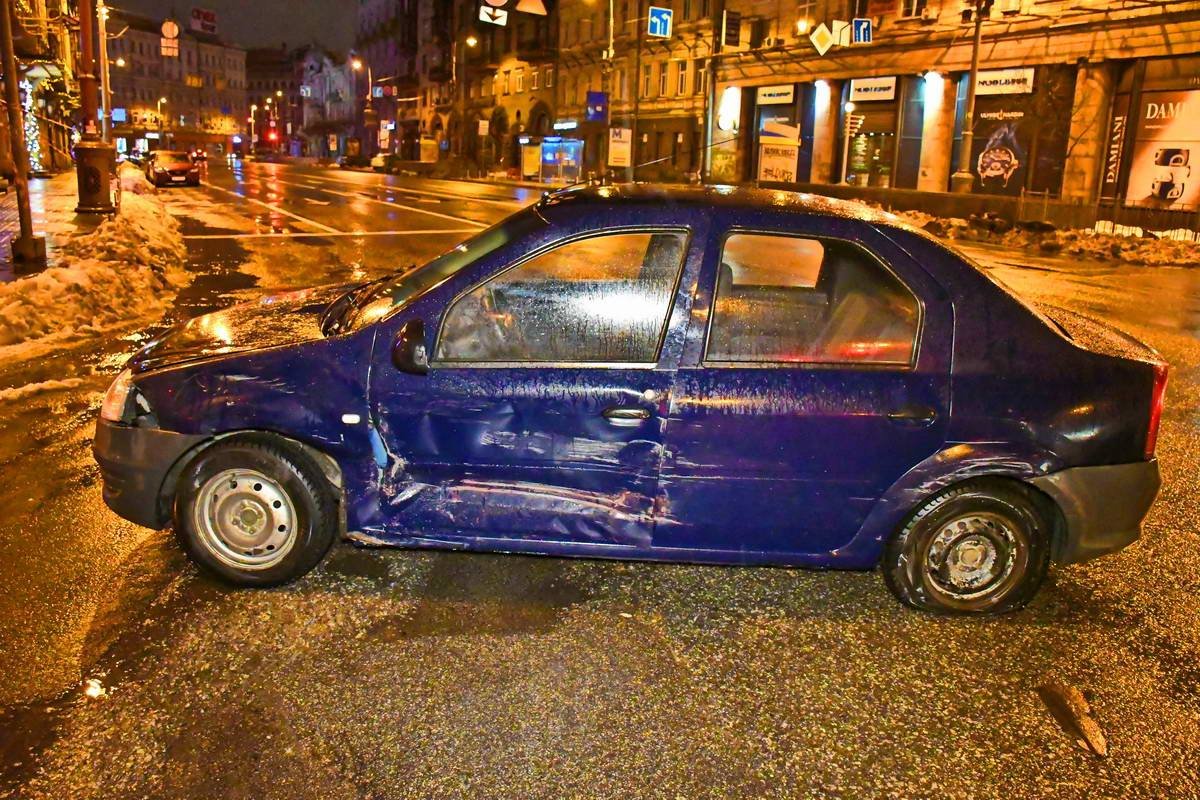 У Renault Logan вмятина с левой стороны