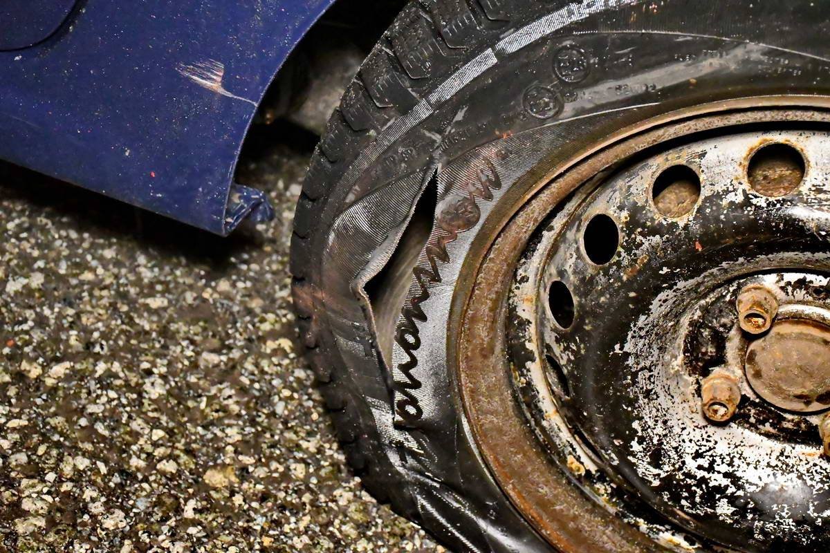 У Renault Logan из-за удара лопнуло заднее колесо