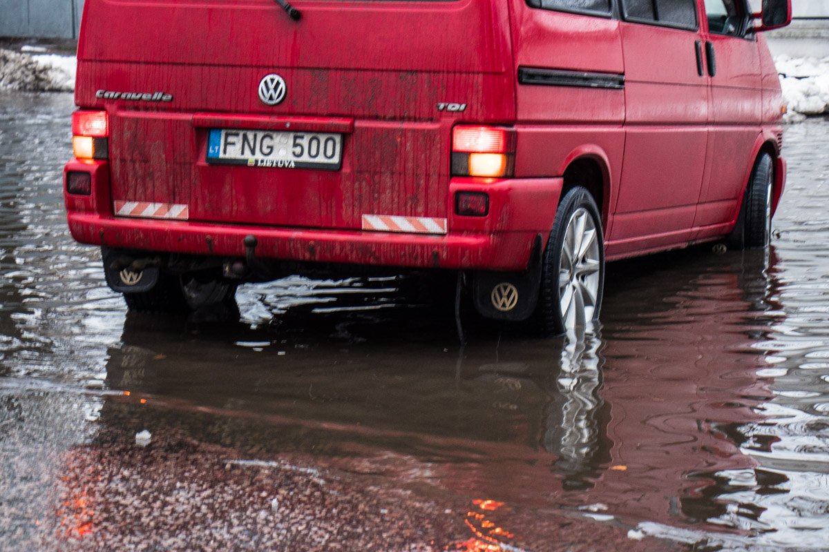 Некоторые водители пытались пересечь водный барьер 