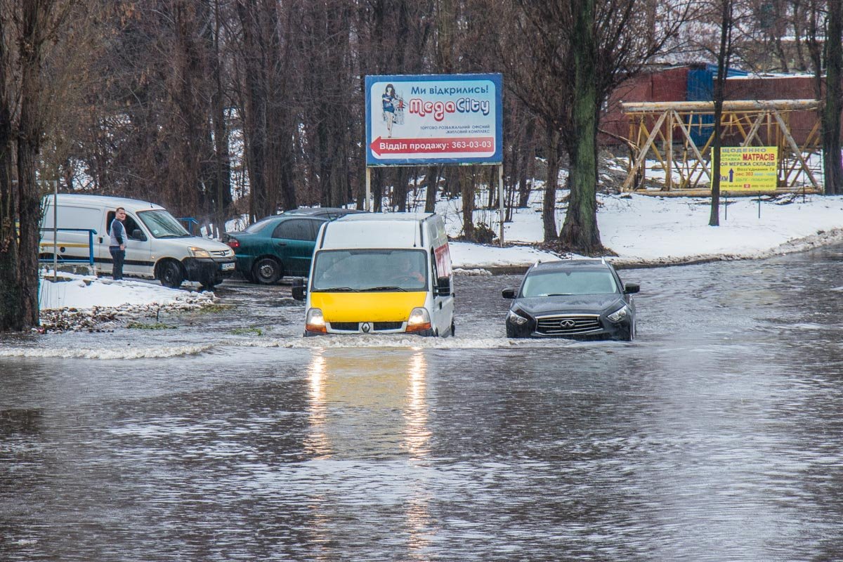 Машины застревали в огромной луже
