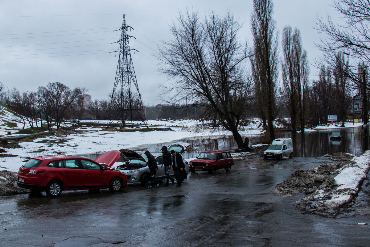 После "переправы" автомобилистам пришлось проверять исправность своих машин