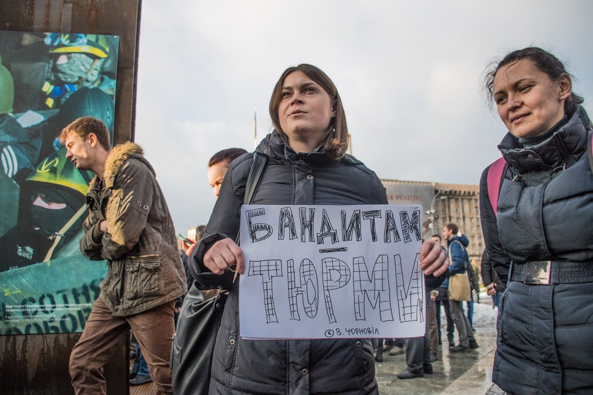 Активистка пришла на акцию с плакатом Активистка пришла на акцию с плакатом