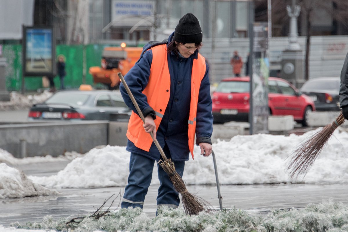 Тем временем снег постепенно убирают Тем временем снег постепенно убирают