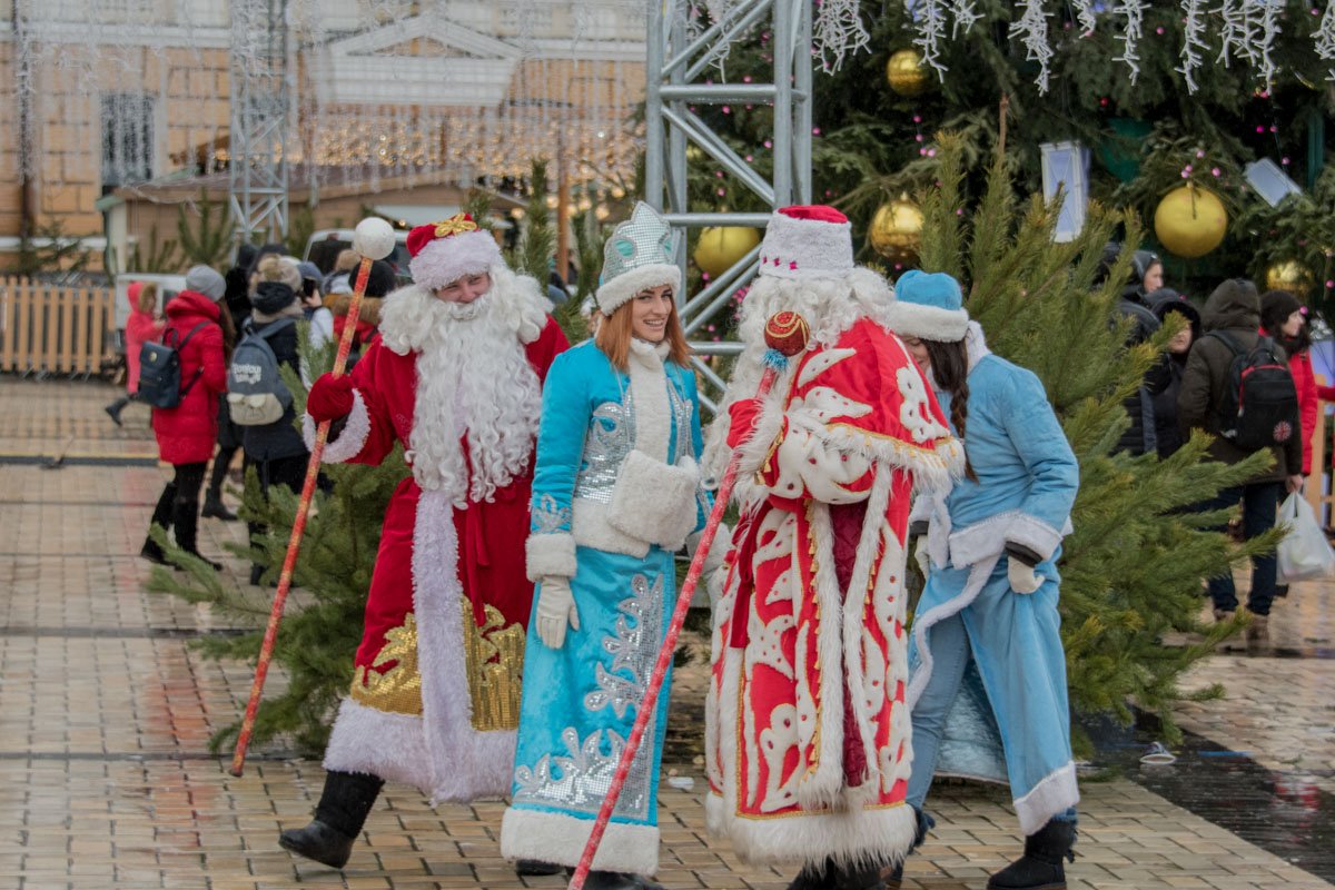 Горячая пора для Дедов Морозов и Снегурочек Горячая пора для Дедов Морозов и Снегурочек