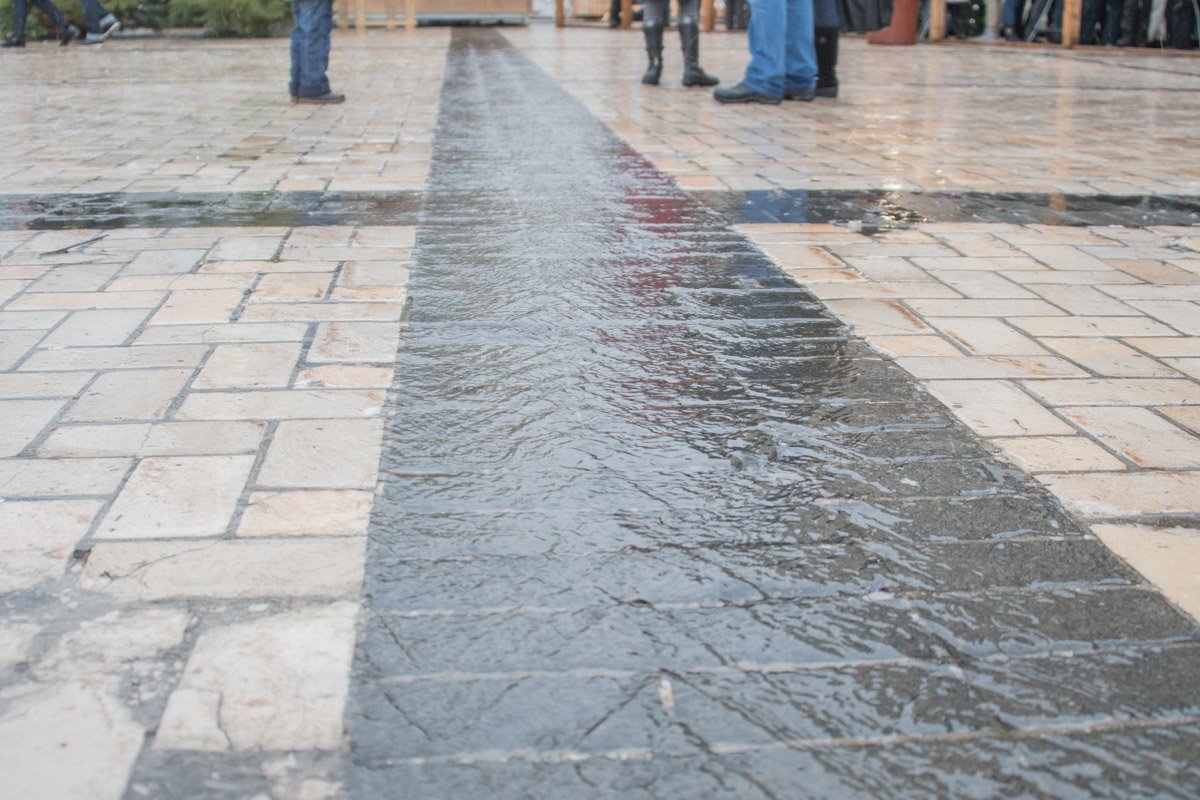 Ручьи на аллеях и дорогах, будто весной Ручьи на аллеях и дорогах, будто весной