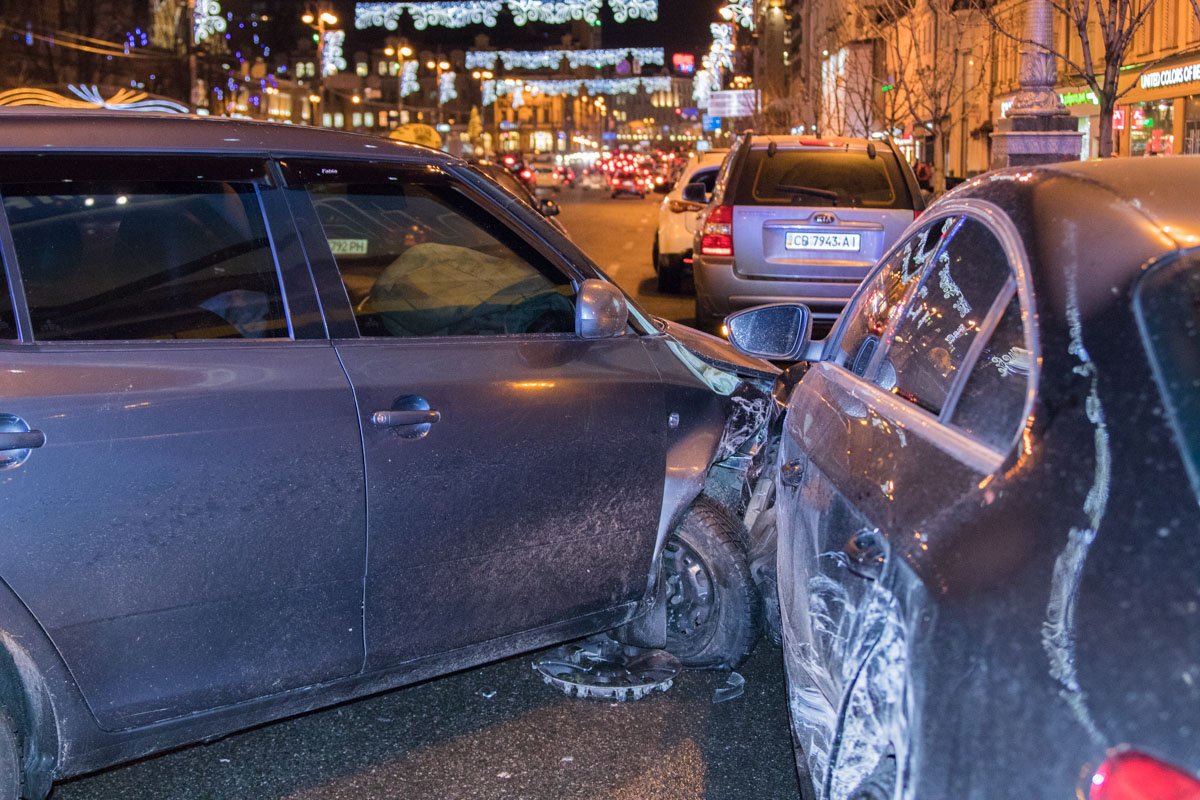 В центре Киева возле ЦУМа столкнулись Skoda и Volkswagen