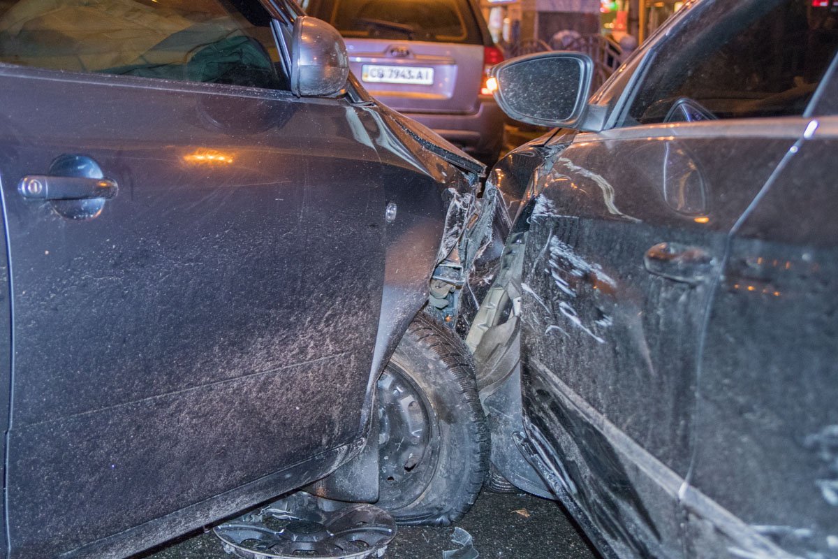 Водитель Skoda резко повернул направо и въехал в припаркованный на обочине Volkswagen.