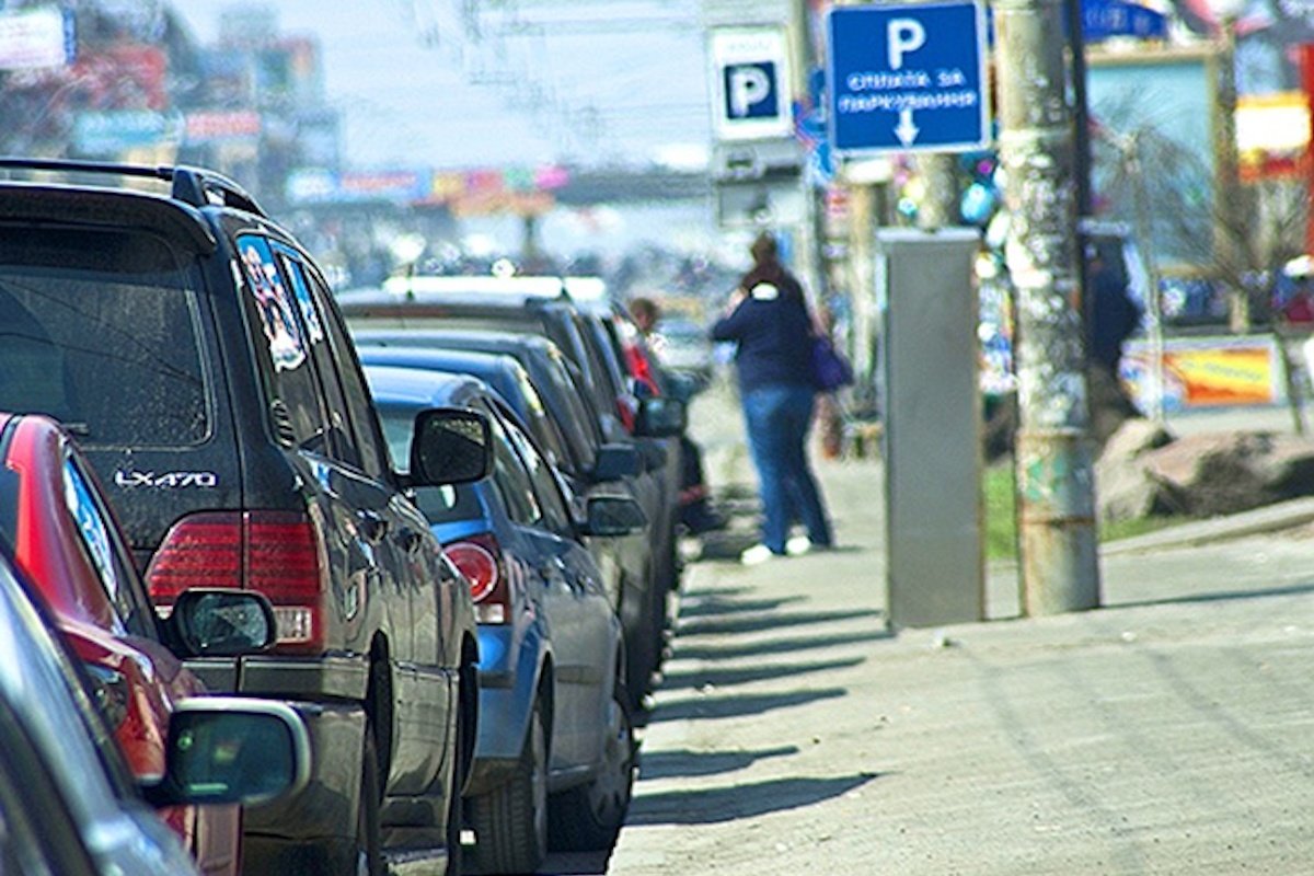 Если кто-то потребует с вас наличные за парковку, можете смело звонить в полицию