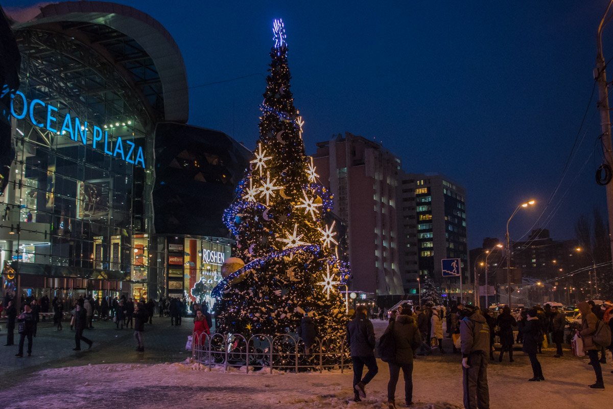Нарядная красавица Голосеевского района возле ТРЦ Ocean Plaza Нарядная красавица Голосеевского района возле ТРЦ Ocean Plaza
