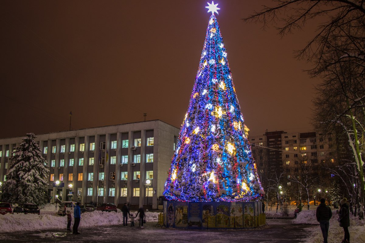 Во всех районах Киева засияли локальные елочки Во всех районах Киева засияли локальные елочки