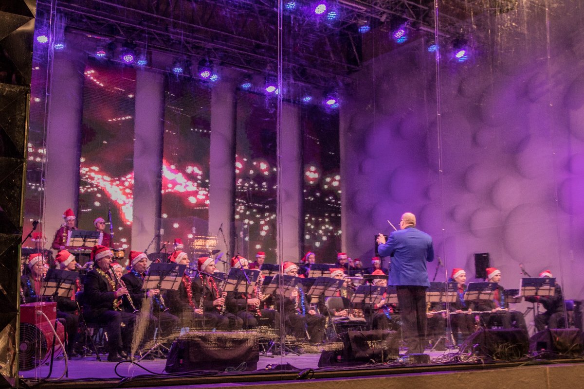 Музыканты Киевского муниципального духового оркестра создали волшебную атмосферу на площади