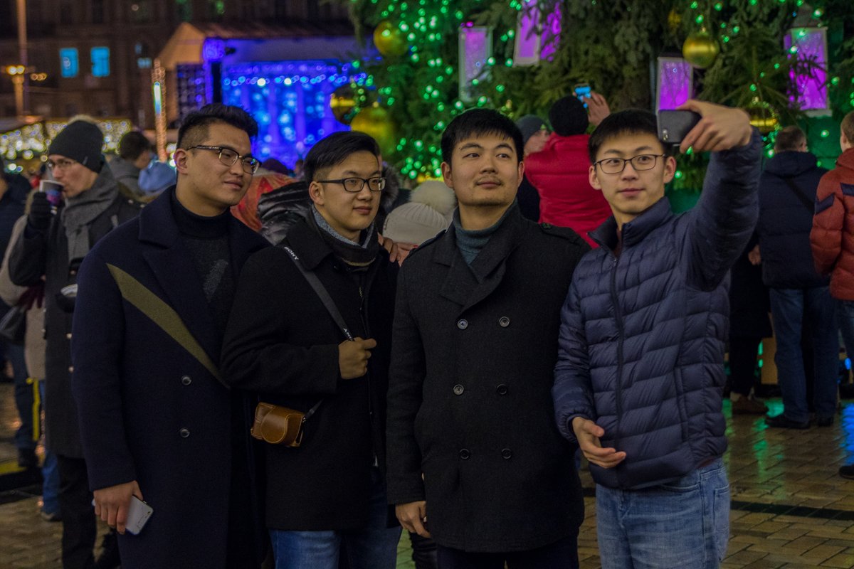 Гости Киева селфились на фоне главной елки страны и изучали украинские традиции 