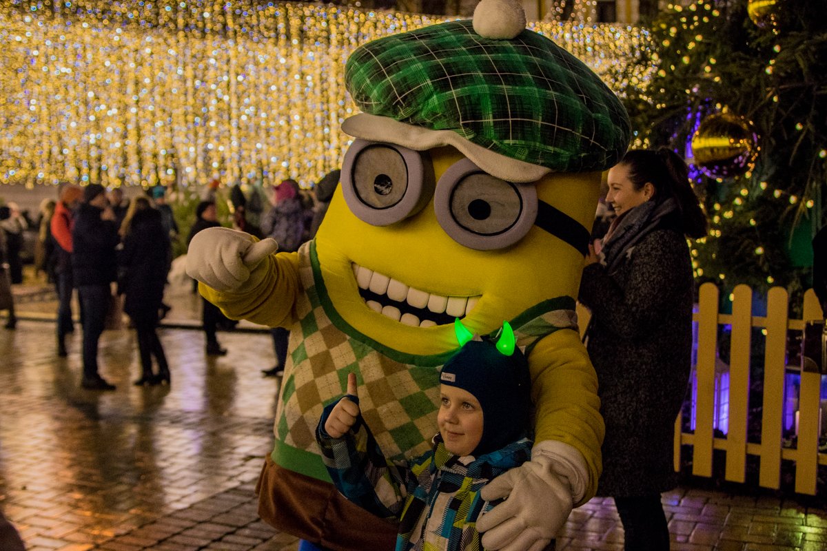 Мягкие миньоны с радостью фотографировались с детьми