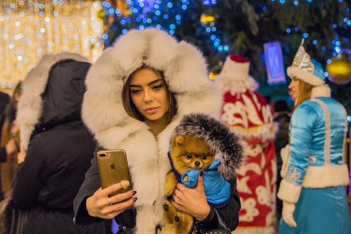 На Софийскую площадь приехала сама Снегурочка с четырехлапым символом 2018 года