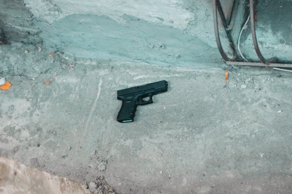 На месте задержания валялся пистолет