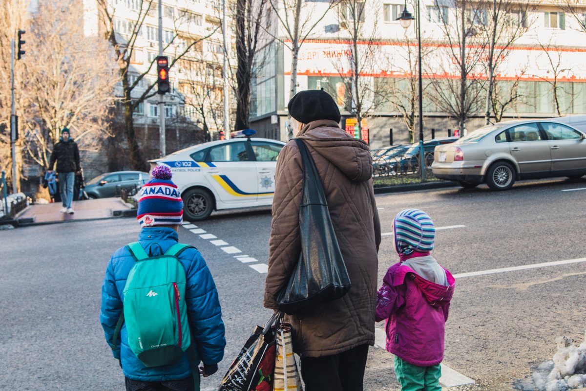 Пострадавшего сбили на "зебре" width="1200" height="800"><figcaption> Пострадавшего сбили на "зебре"
</figcaption></figure></p><p><figure class="image"><img class="wp-image-73013 size-full" title="Автомобиль на польской регистрации" src="https://cdn.informator.ua/@dp/media/kiev/2023/10/12/65281ee5808d1.jpg" alt="Автомобиль с польской регистрацией" width="1200" height="800"><figcaption> Автомобиль с польской регистрацией
</figcaption></figure></p><p><figure class="image"><img class="wp-image-73016 size-full" title="От удара лопнуло лобовое стекло" src="https://cdn.informator.ua/@dp/media/kiev/2023/10/12/65281ee5d5f80.jpg" alt="От удара лопнуло лобовое стекло" width="1200" height="800"><figcaption> От удара лопнуло лобовое стекло
</figcaption></figure></p><p><figure class="image"><img class="wp-image-73009 size-full" title="У пострадавшего разбита голова" src="https://cdn.informator.ua/@dp/media/kiev/2023/10/12/65281ee631a36.jpg" alt="У пострадавшего разбита голова" width="1200" height="800"><figcaption> У пострадавшего разбита голова
</figcaption></figure></p><p><figure class="image"><img class="wp-image-73008 size-full" title="На месте работали патрульные " src="https://cdn.informator.ua/@dp/media/kiev/2023/10/12/65281ee6889db.jpg" alt="На месте работали патрульные " width="1200" height="800"><figcaption> На месте работали патрульные
</figcaption></figure></p><p><figure class="image"><img class="wp-image-73014 size-full" title="Фото: Максим Торпан" src="https://cdn.informator.ua/@dp/media/kiev/2023/10/12/65281ee6e6b75.jpg" alt="Фото: Максим Торпан" width="1200" height="800"><figcaption> Фото: Максим Торпан
</figcaption></figure></p><p>Ранее мы сообщали, <a href="https://kiev.informator.ua/2017/12/25/v-tsentre-kieva-avtomobil-sbil-peshehoda-na-zebre/">в центре Киева автомобиль сбил пешехода на «зебре»</a>. Водитель остановился не сразу, лишь возле станции метро "Печерская".
</p><p></p><p style="text-align: right;"><strong>Маргарита Хорунжая</strong></p>
<p></p><p style="text-align: right;"><strong>Фото: Максим Торпан</strong></p></body></html>