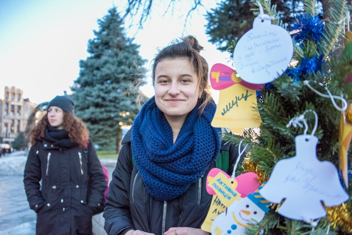 Люди с удовольствием позировали на фоне елки