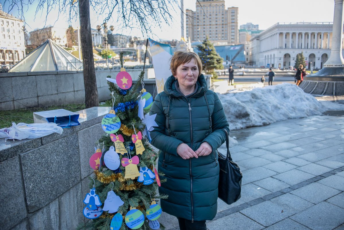 Многие фотографировались рядом с елкой, на которой висят пожелания