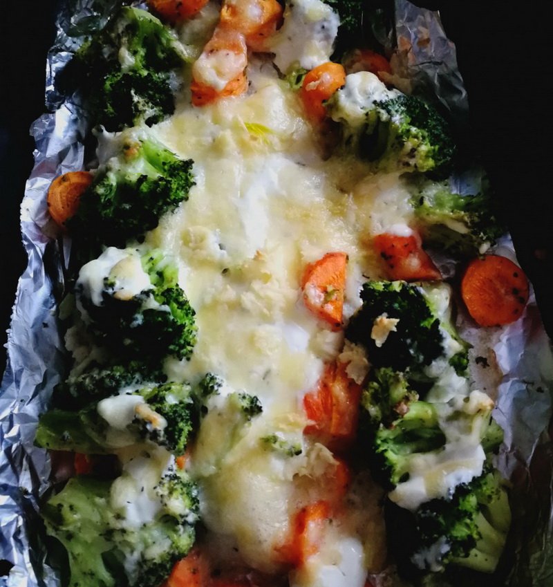 Рыбка с овощами под сырной шапочкой