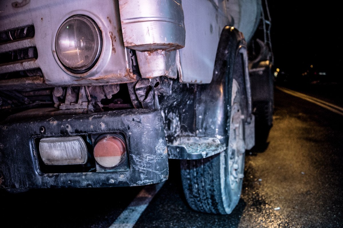 КамАЗ задел автомобиль левой передней частью