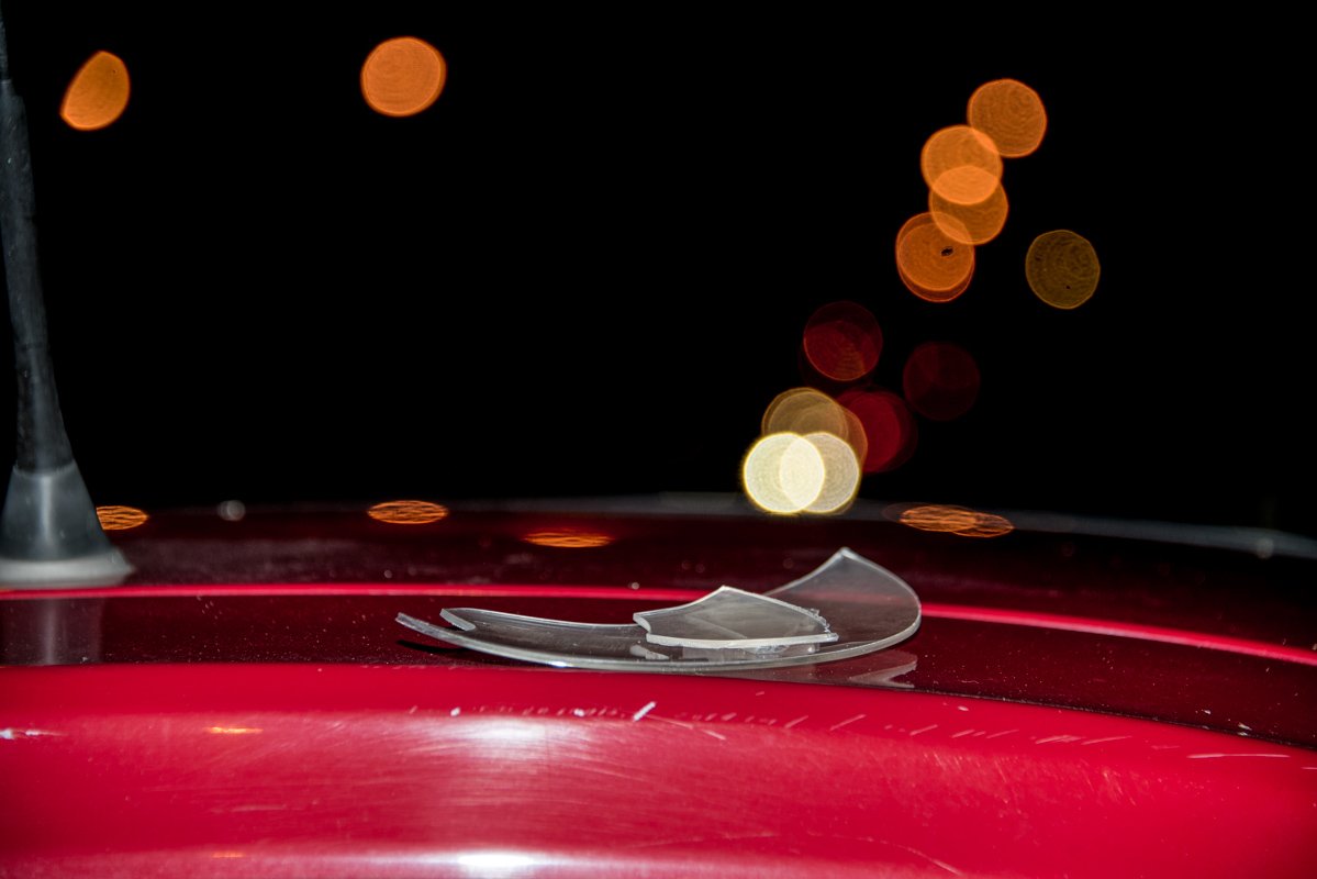 На фаре разбилось стекло 