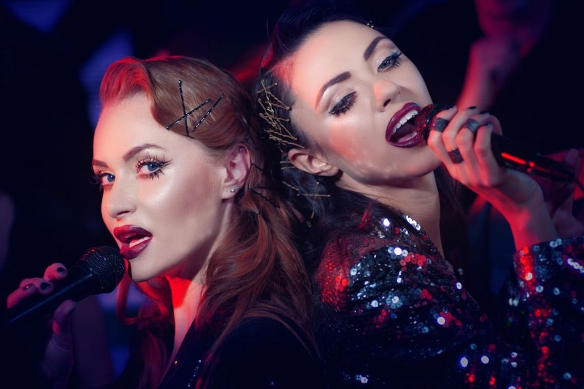 Звездные гости карнавала - дуэт "НеАнгелы" width="1200" height="800"><figcaption> Звездные гости карнавала - дуэт "НеАнгелы"
</figcaption></figure></p><p><strong>Где:</strong> улица Симона Петлюры, 4
</p><p><strong>Когда:</strong> с 18:00
</p><p><strong>Стоимость:</strong> 2700-6600 гривен
</p><p><strong>Телефон:</strong> (067) 224-41-11
</p><p></p><h3 style="text-align: center;"><strong>Closer</strong></h3>
<p>В клубе Closer Новый год будут отмечать целые сутки, до 2 января. За это время там выступят два немецких диджея и четыре украинских. Свои сеты отыграют Spacetravel, Edward, Timur Basha, Shakolin, Bambu и Karine. А после музыкальной программы начнется программа дневная-развлекательная: с кино-просмотрами и видео-играми. В клубе будет работать фуд-корт для подпитки гостей.
</p><p><figure class="image"><img class="wp-image-73175 size-full" title="В Closer Новый год будут отмечать до 2 января" src="https://cdn.informator.ua/@dp/media/kiev/2023/10/12/65281f0a98fc1.jpg" alt="В Closer Новый год будут отмечать до 2 января" width="1200" height="800"><figcaption> В Closer Новый год будут отмечать до 2 января
</figcaption></figure></p><p><strong>Где: </strong>улица Нижнеюрковская, 31
</p><p><strong>Когда:</strong> 22:00
</p><p><strong>Стоимость: </strong>200-300 гривен
</p><p><strong>Телефон</strong>: (067) 250-03-08
</p><p></p><h3 style="text-align: center;"><strong>Docker