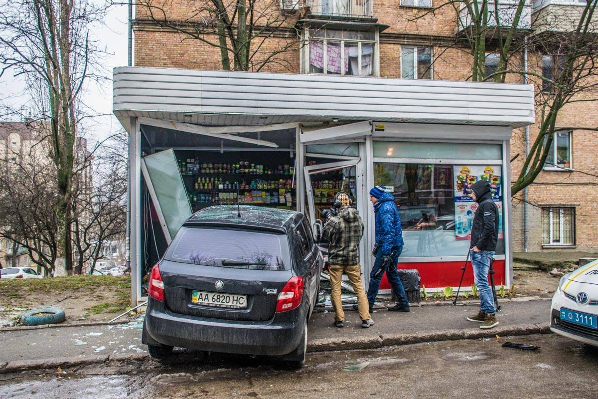 Водитель разбил стеклянную витрину МАФа