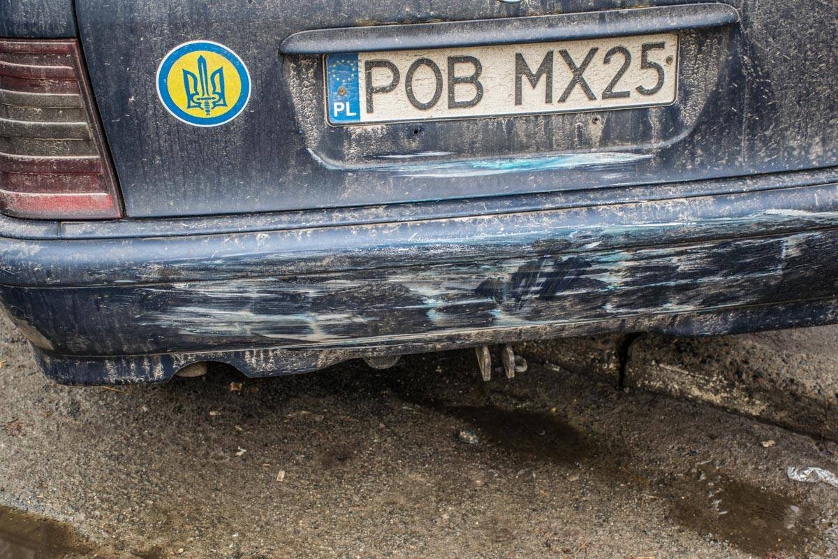 Перед тем, как врезаться в МАФ, авто врезалось в припаркованный рядом Mercedes