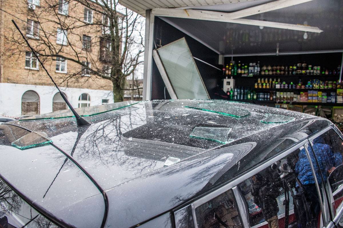 Рядом со Skoda разбросаны куски стекла