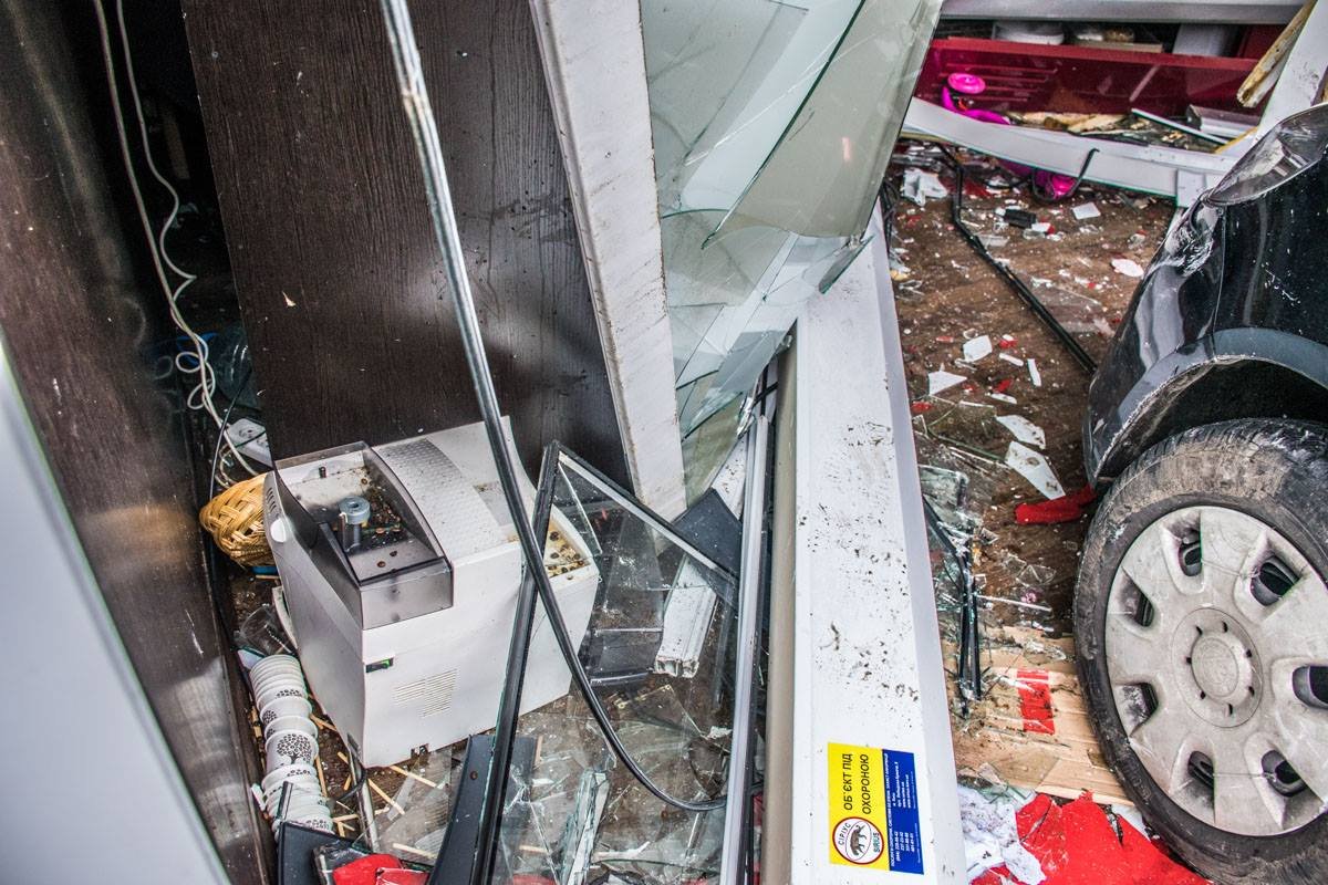 Входная часть продуктового МАФа полностью разбита