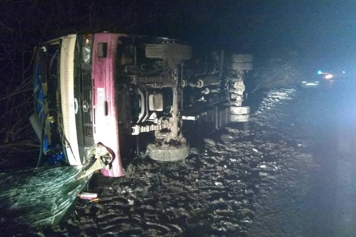 Под Киевом перевернулся автобус