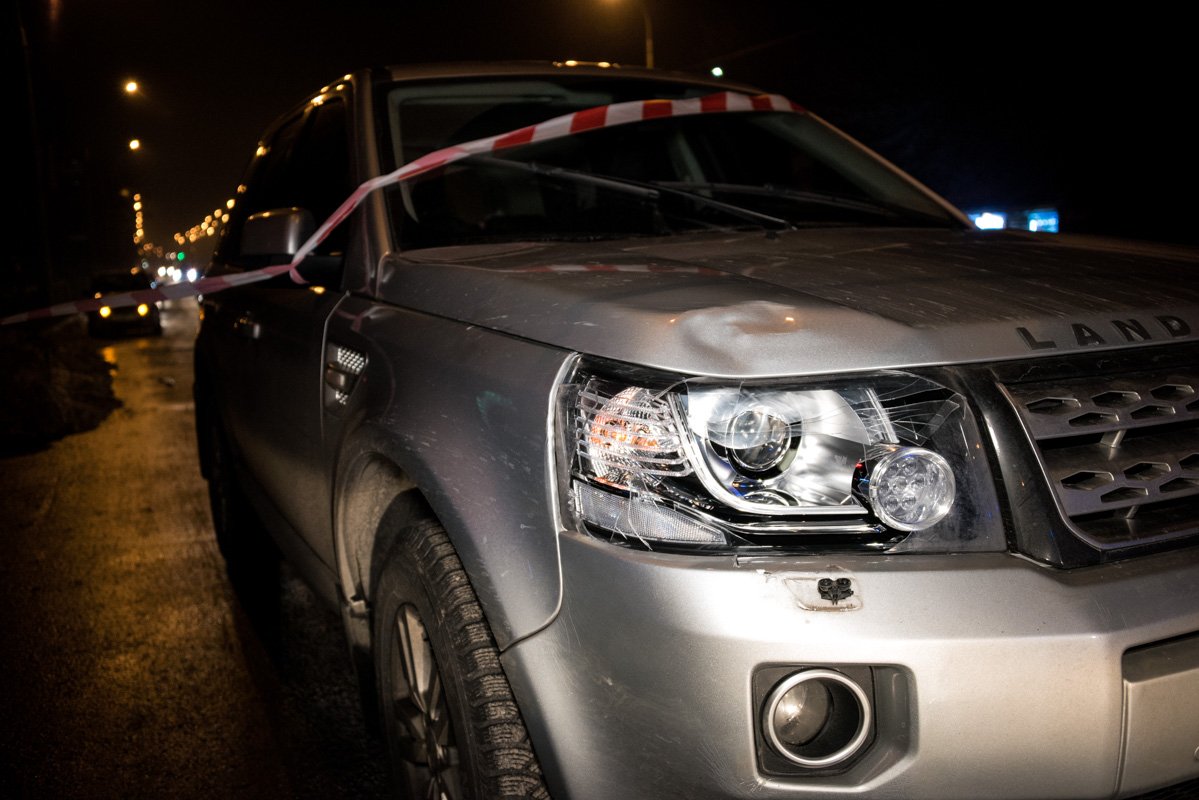 По словам прибывшей на место трагедии патрульной полиции, Land Cruiser ехал на зеленый сигнал светофора