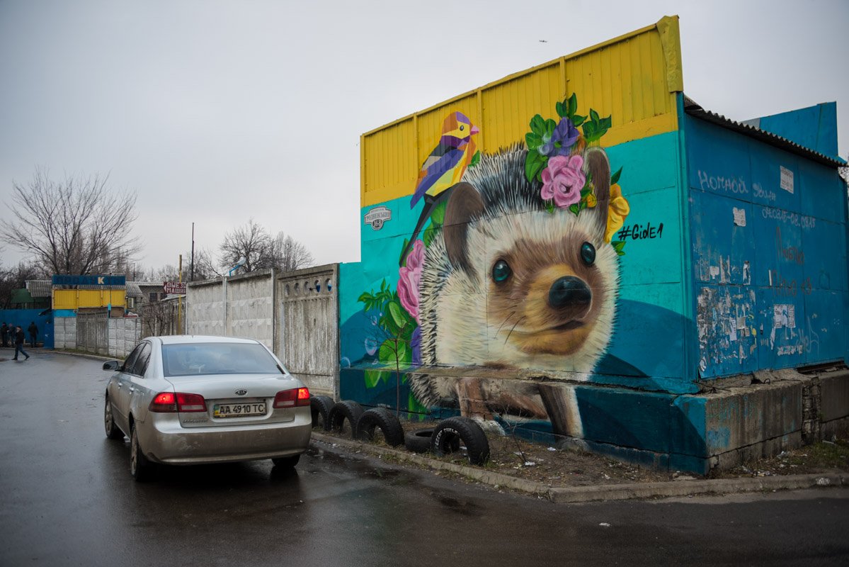 Недалеко от свежего граффити автора киевляне могут увидеть изображение ежика на стене СТО Недалеко от свежего граффити автора киевляне могут увидеть изображение ежика на стене СТО