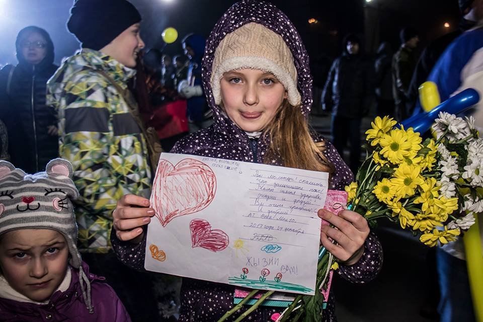 Маленькая патриотка сделала открытку для своего защитника 