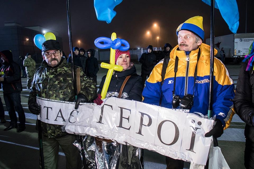 Люди встречали бойцов с лозунгами: "Герои!" 
