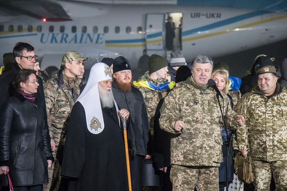 Вместе с военными прилетел и Президент Украины 