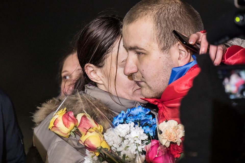 Девушка встречает любимого со слезами на глазах и крепко обнимает 