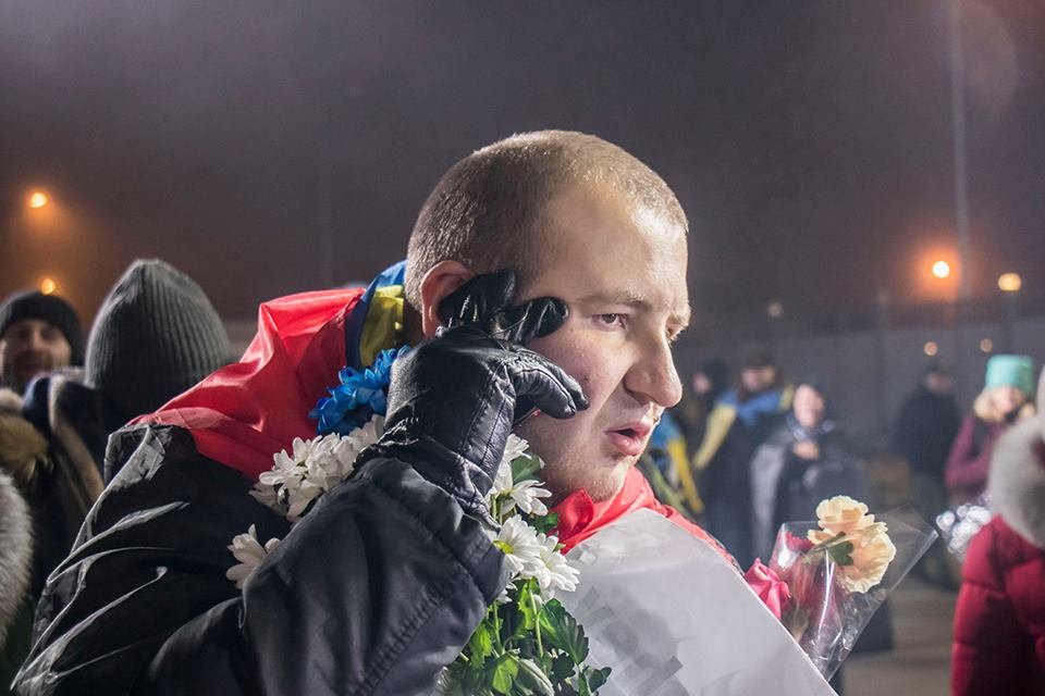Боец звонит семье и сообщает, что уже в аэропорту и с ним все хорошо 